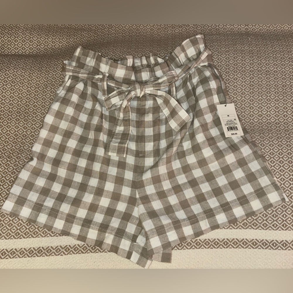 Paper bag shorts tan and white checkered pattern with cute front tie size M NWT